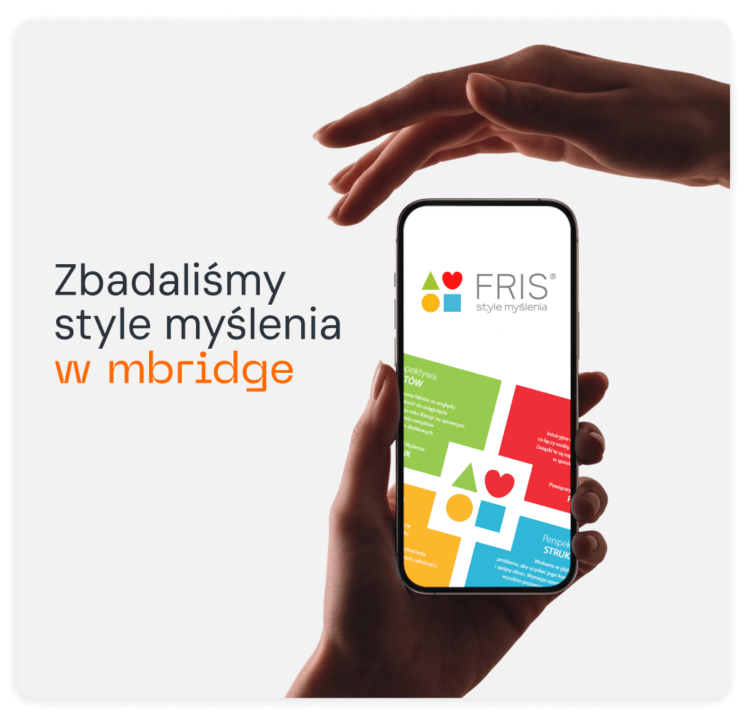 Zbadaliśmy style myślenia w mbridge. Telefon z napisem FRIS style myślenia.
